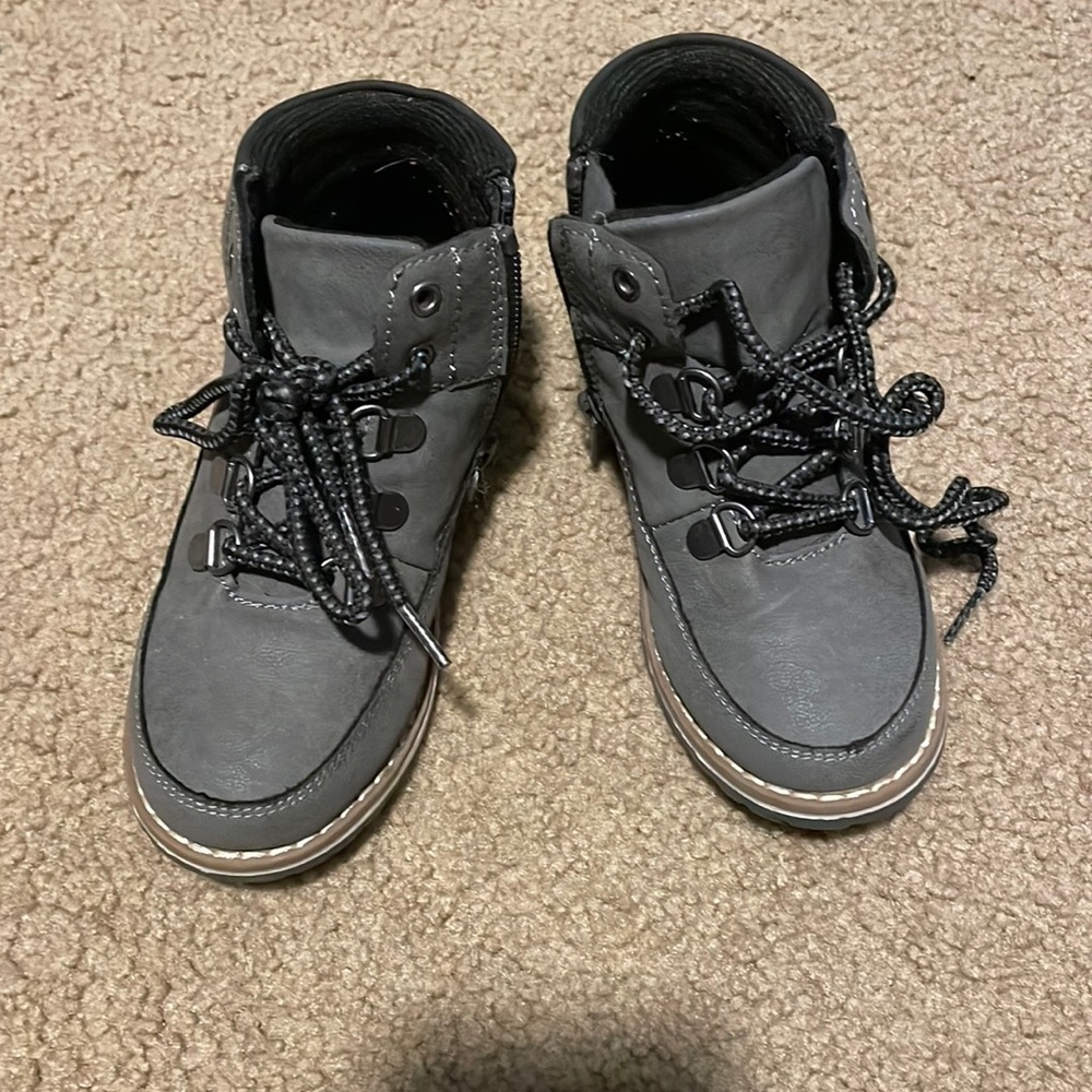 Gray zip up children’s place boots